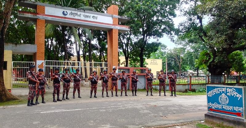 পঞ্চগড়ের তেঁতুলিয়া মডেল থানার সামনে সতর্ক অবস্থানে বিজিবির সদস্যরা